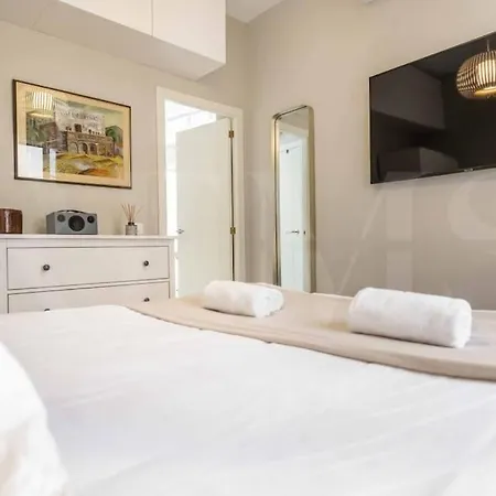 Apartment & Authentic With Balcony By Rems *