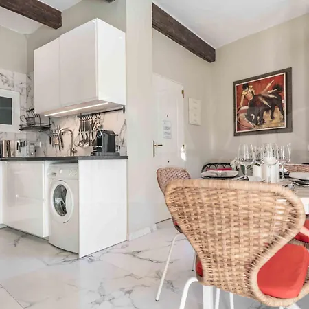 Apartment & Authentic With Balcony By Rems